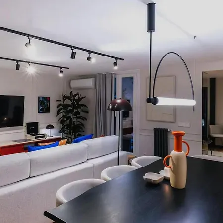 4 Bedrooms Center *