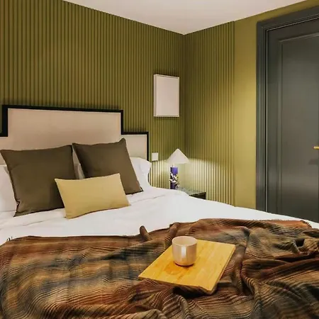 4 Bedrooms Center Apartment